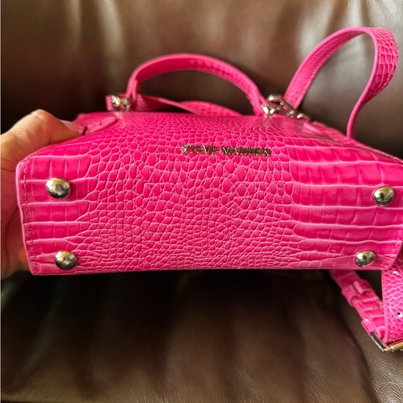 Steve Madden dignify faux Croc Emboss Crossbody w/Faux Fur Bag Charm/Keychain - Picture 7 of 8